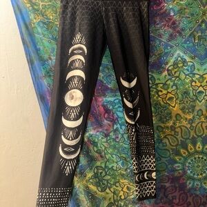 Onzie Black and White Moon Phase Leggings